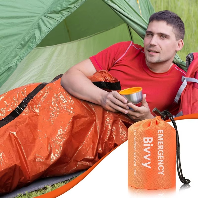 緊急用寝袋、サバイバルブランケット、断熱マイラー素材のビビサ - Bivy Bag Emergency のレビューと価格