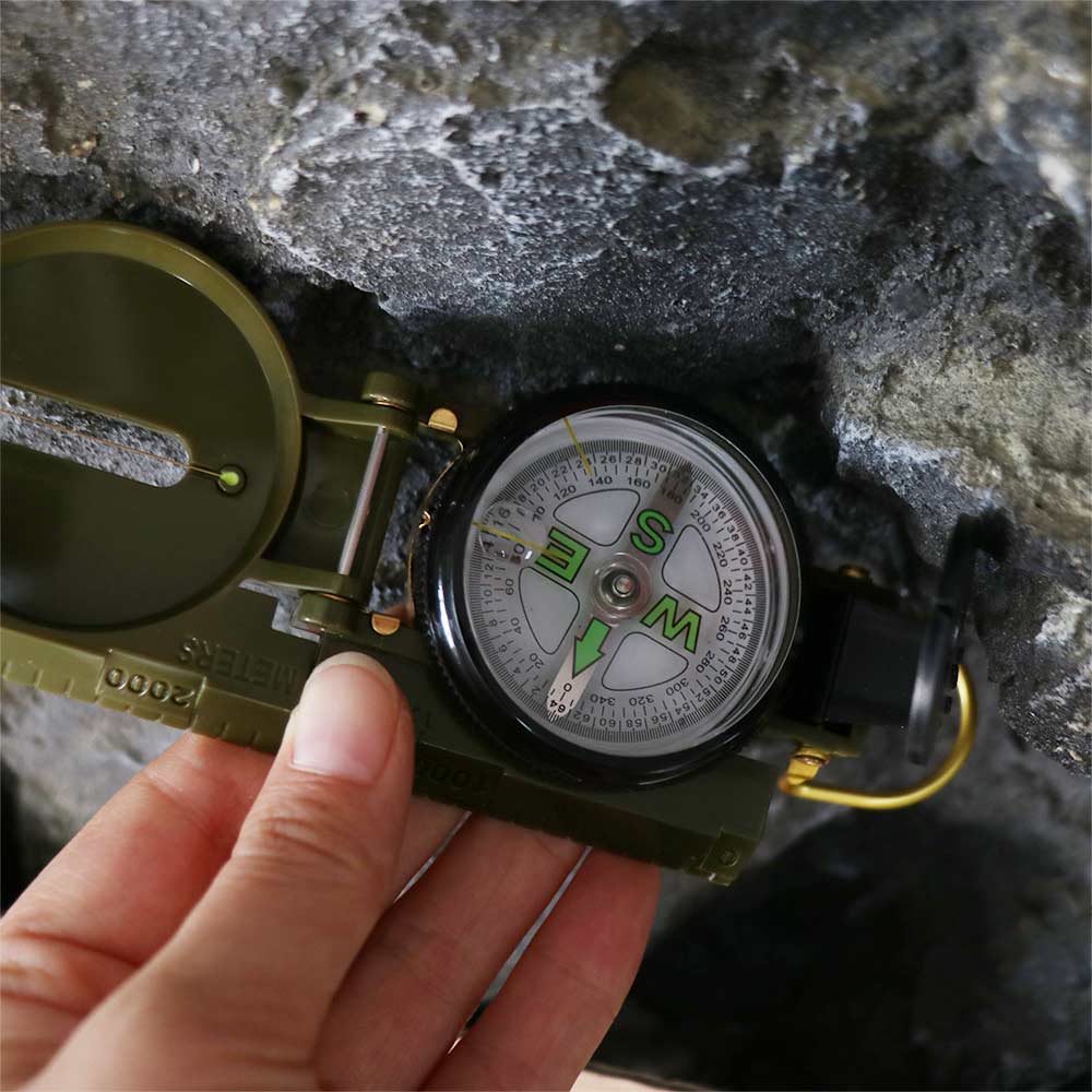 防水仕様のプロフェッショナルコンパス。金属製で、アルミニウム - Compass Lensatic のレビューと価格